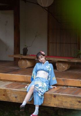 美女胸罩秘露出奶头被变态捏_中英字幕1080