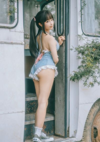 欧美戴墨镜女自拍_1080手机免费观看完整